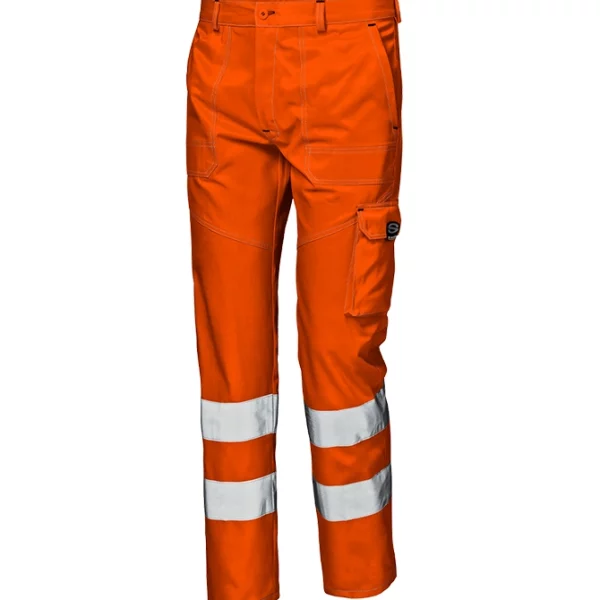 Lavoratore indossa Pantalone Mistral Arancione con strisce riflettenti per la sicurezza