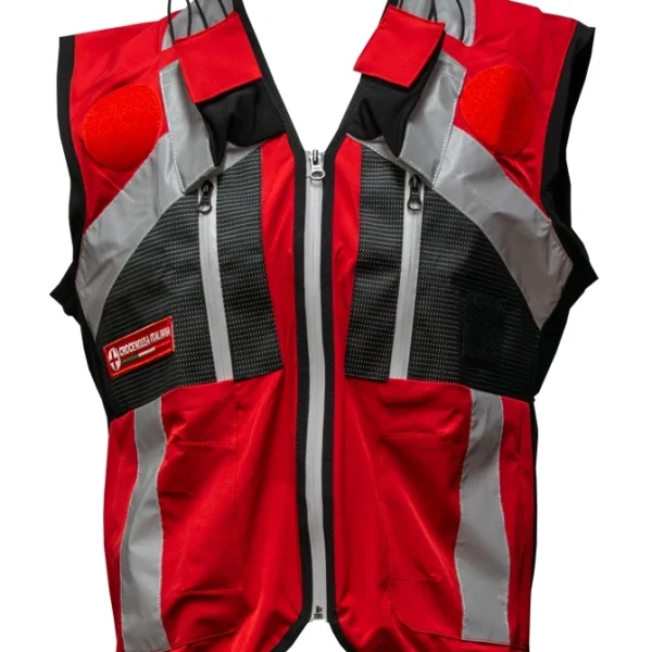 Gilet Croce Rossa Italiana rosso alta visibilità con bande riflettenti argentate, tasche frontali operative e scritta identificativa sul retro.